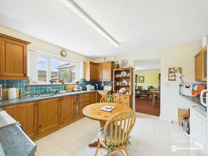 Kitchen/Breakfast Room- click for photo gallery
